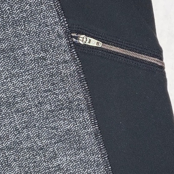 NWOT Athleta Leggings with zipper pockets, Dual Color, Size S - Picture 3 of 7